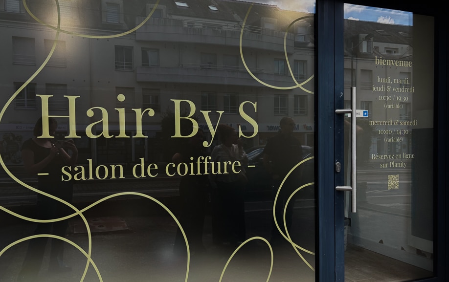 Vitrophanie pour une façade de salon de coiffure Hair By S
