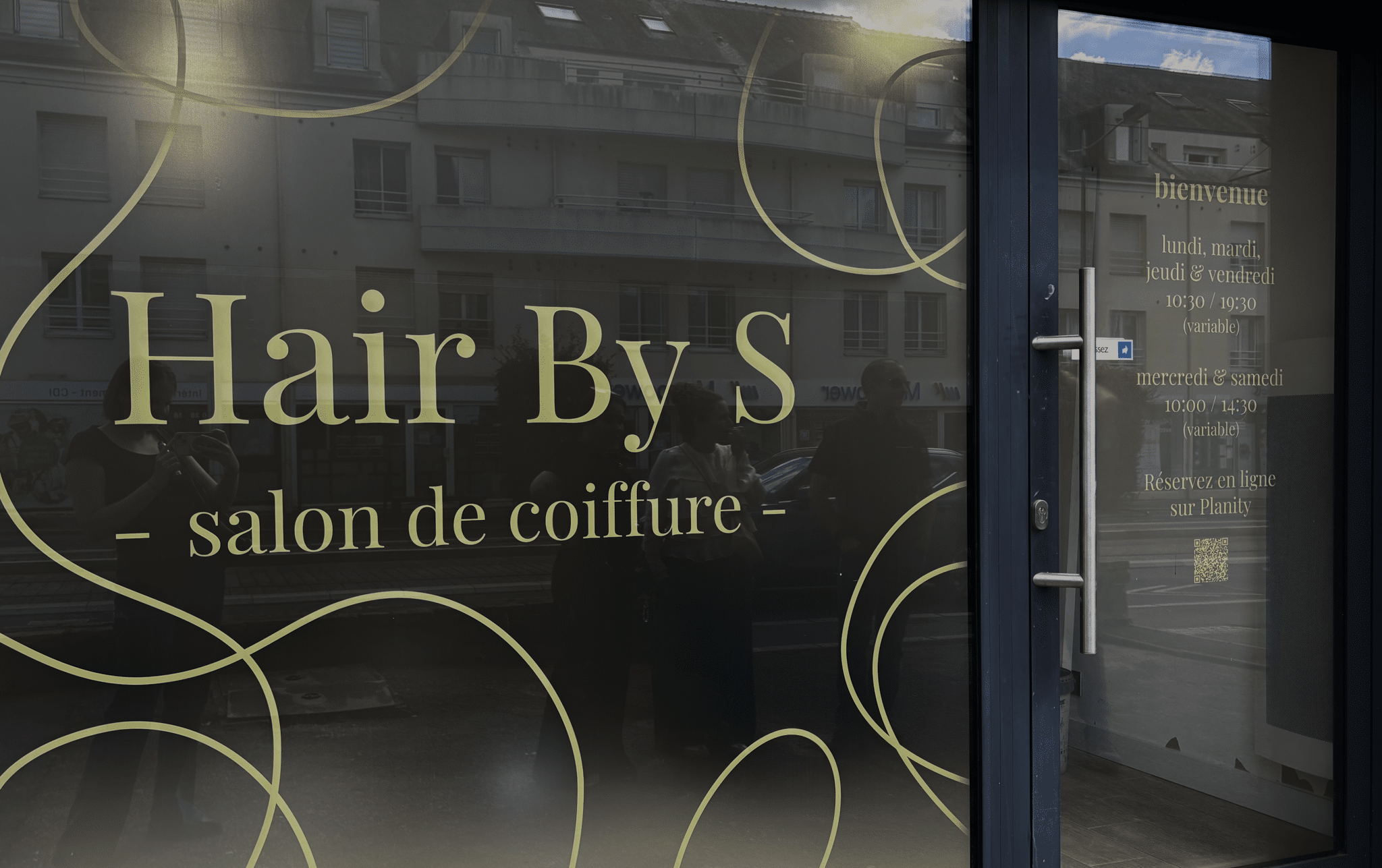 Vitrophanie pour une façade de salon de coiffure Hair By S