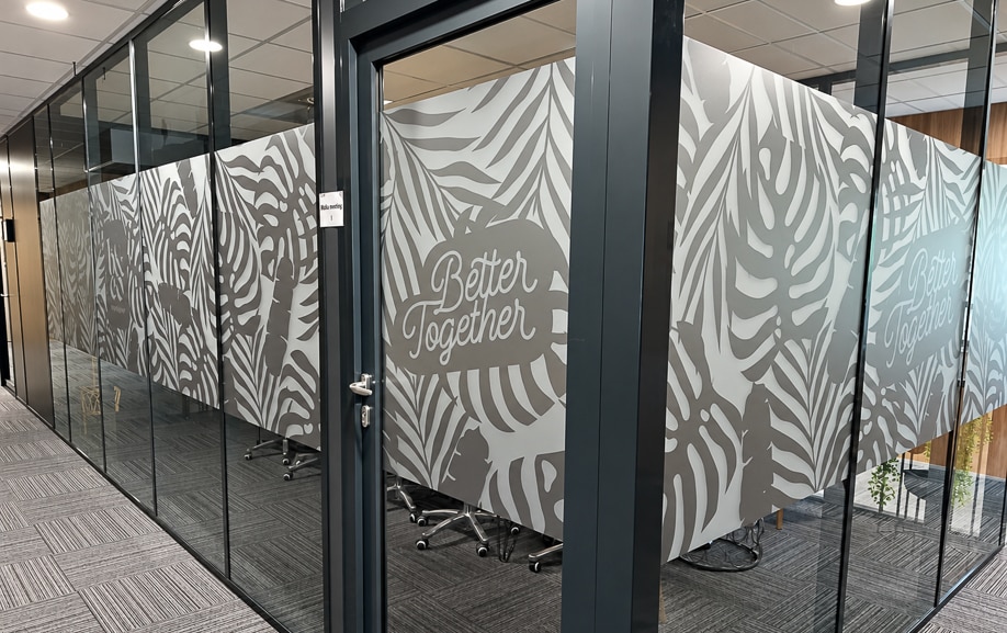 Vitrophanie décorative avec motif végétal dans un espace de bureau