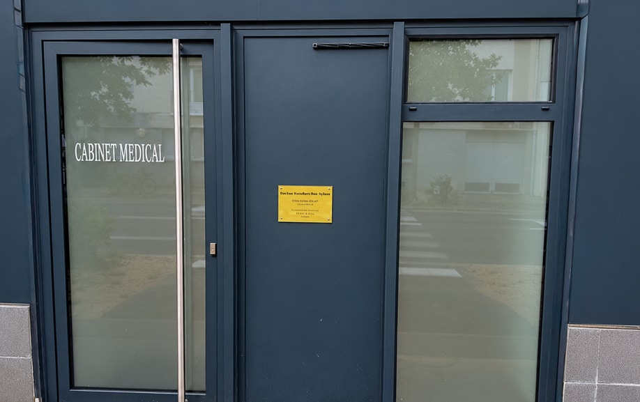 Vitrophanie de cabinet médical avec film dépoli