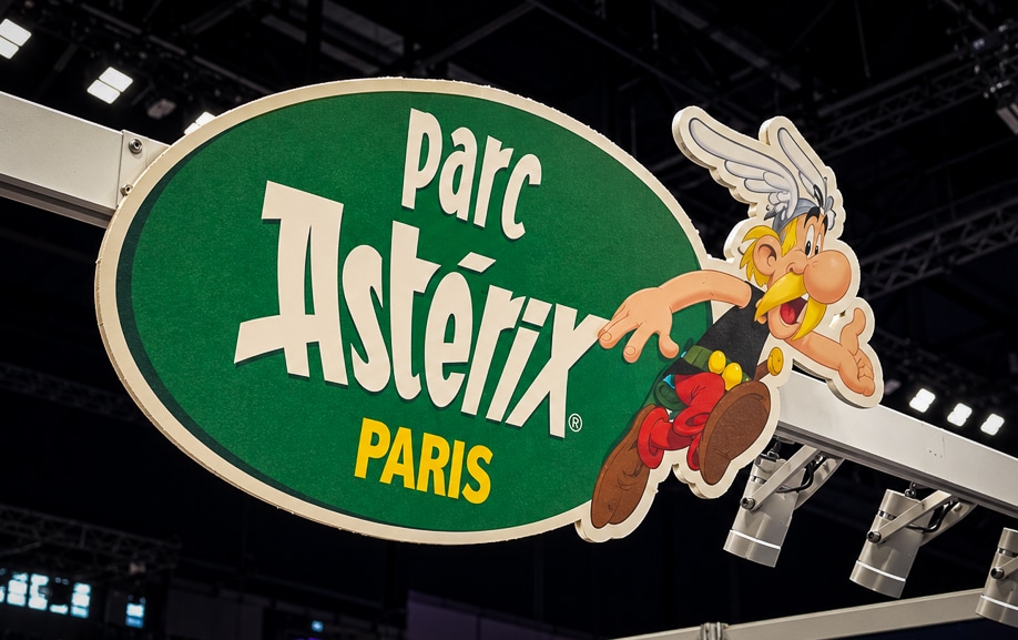 Logo découpé à la forme sur PVC 10 mm, suspendu à la structure d'un stand
