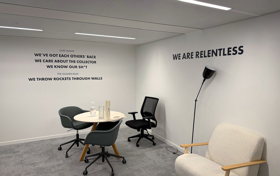 lettrage adhésif mural aux valeurs d'entreprise en lettres adhésives découpées, deux corps de texte, salle de réunion