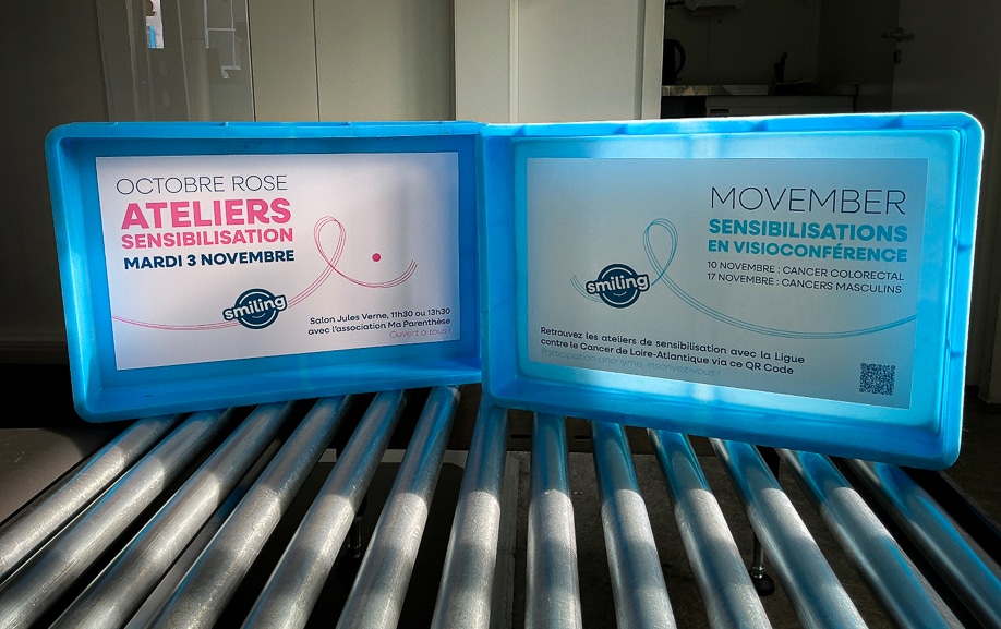 Adhésivage temporaire Octobre Rose et Movember posés au fond de bacs à bagages à l’aéroport Nantes Atlantique