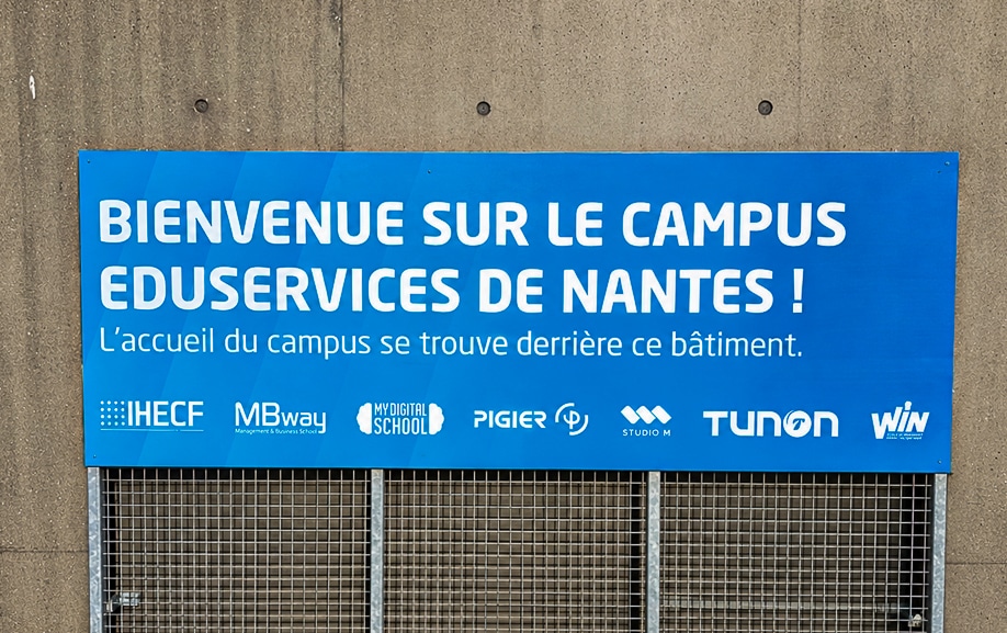 Signalétique extérieure du campus d’écoles à Nantes